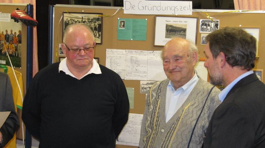 Erwin Ziegler (links) wird fr 60jhrige und Karl Hill (mitte) 70jhrige Vereinsmitgliedschaft von Vorstand Michael Ziegler geehrt.
